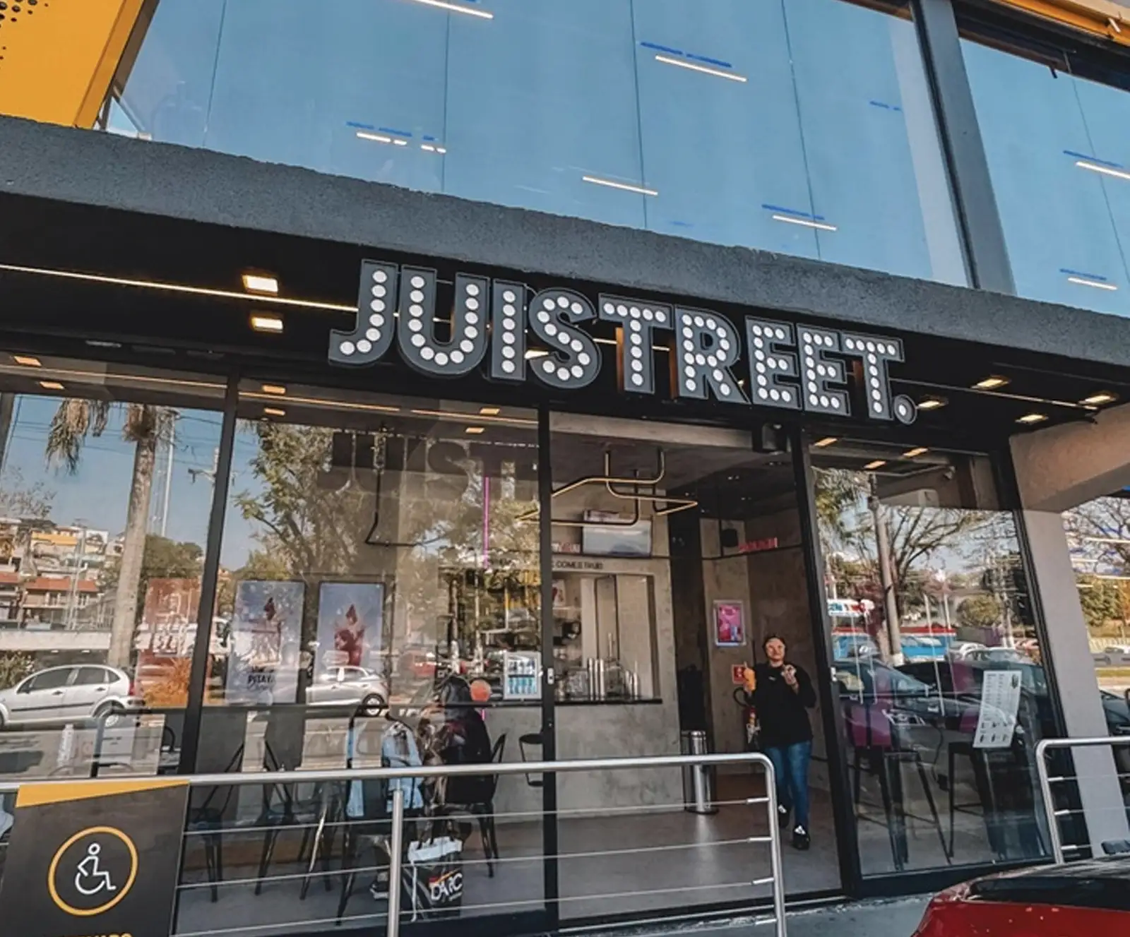 Fachada da Juistreet Arujá